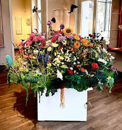 Titel: Bild der gehäkelten Blumenwiese